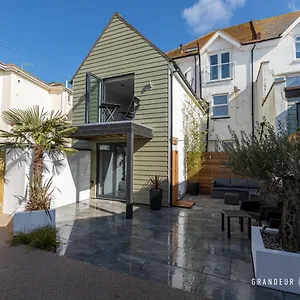 Perfect Lux Beachfront House With Balcony And Sea Views, Parking - The House , Bournemouth United Kingdom